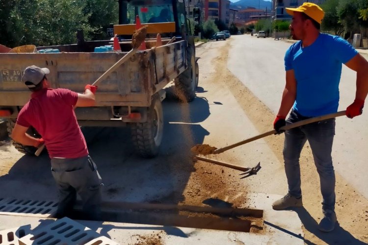 Manisa Alaşehir'de yağmur suyu ızgaralarına bakım -