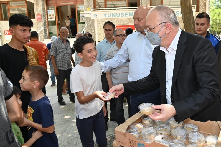 Manisa'da Başkan Ergün'den arife günü helva ikramı -