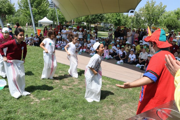 Manisa'da çevre bilinci eğlendirilerek aşılanıyor -