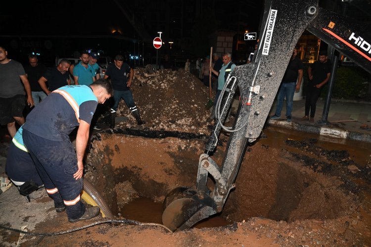 Manisa'da ekipler gece boyunca çalışarak arızayı giderdi -