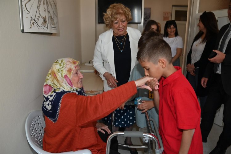 Manisa'da huzurevi sakinlerine bayramlık ziyaret -