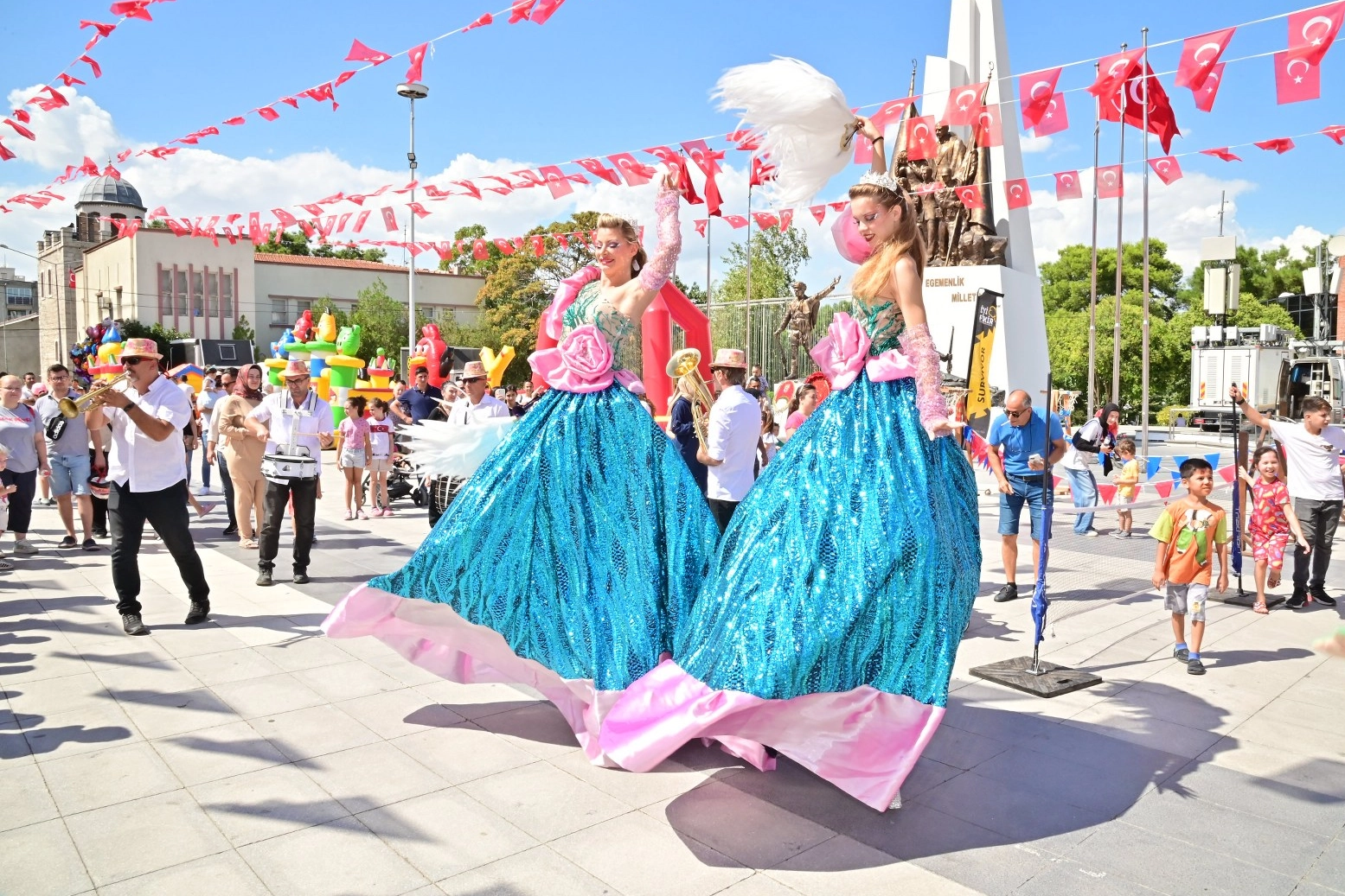 Manisa'da kurtuluş etkinlikleri çocukları sevindirdi -