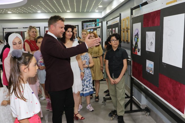 Manisa'da öğrencilerden yılsonu sergisi -