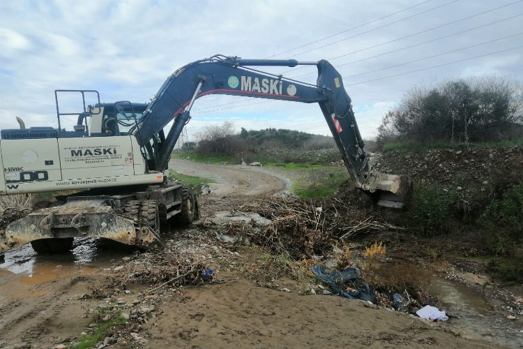 Manisa'da taşkınlara karşı dere temizliği -