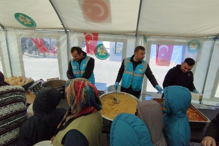 Manisa'dan afet bölgesinde sıcak aş dağıtımına devam -