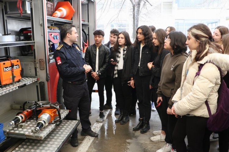 Manisa Lisesi öğrencilerinden Büyükşehir İtfaiyesi'ne ziyaret -