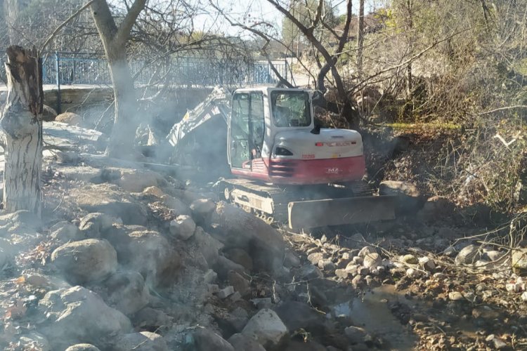 Manisa Sakallı Mahallesi’nde MASKİ'de dere temizliği -