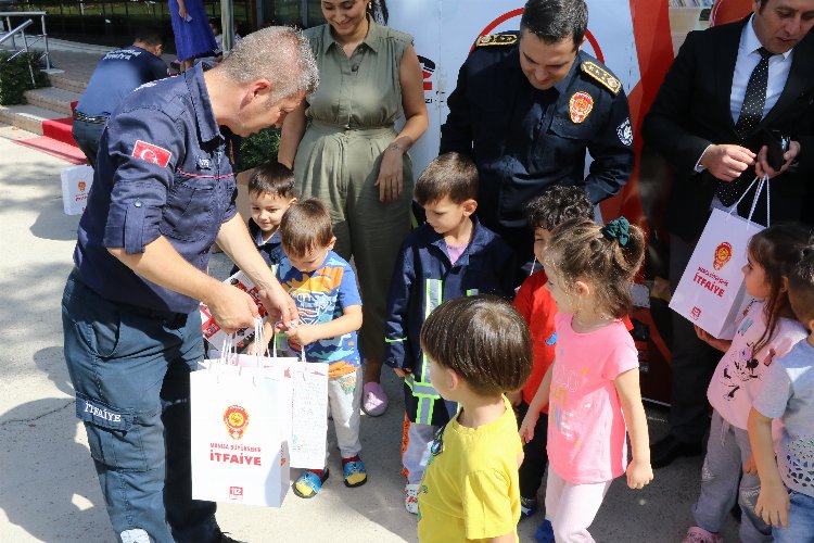 Manisalı itfaiyeciler öğrencilerle buluştu -