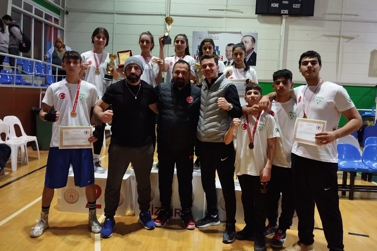 Manisalı sporcular 8 madalya ile Manisa'ya döndü -