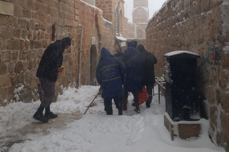 Mardin Artuklu Belediyesi ekipleri ‘kar’ mesaisinde -