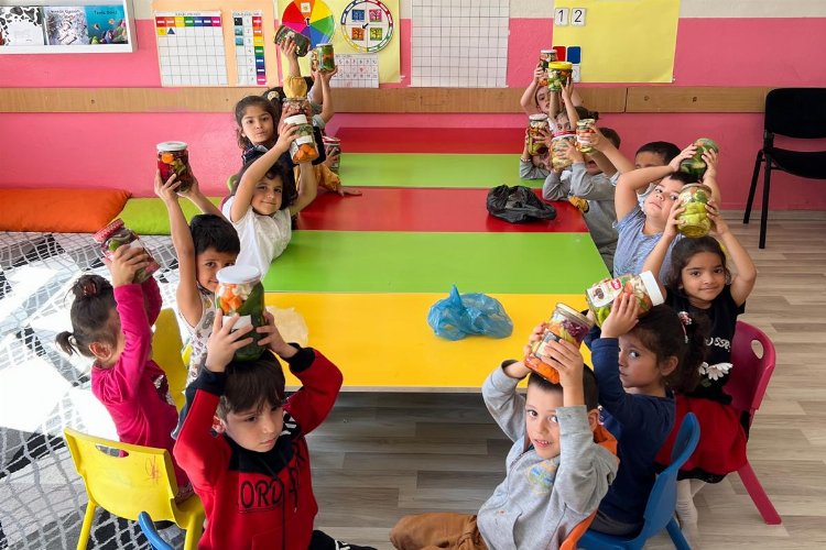 Mardin'de anaokulu öğrencileri okulda turşu yaptı -