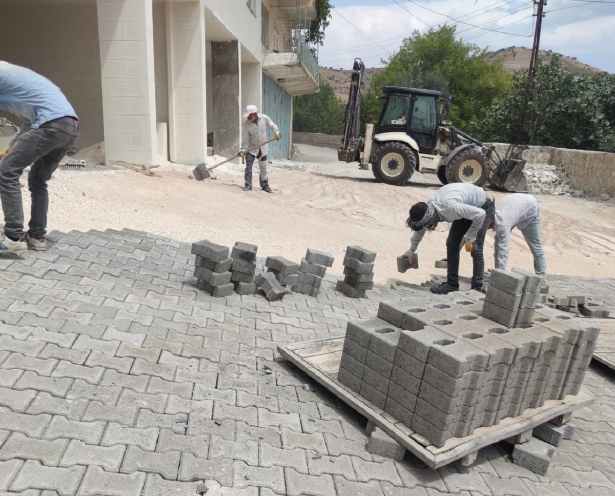 Mardin Yeşilli’de yollar parke taşı ile döşeniyor