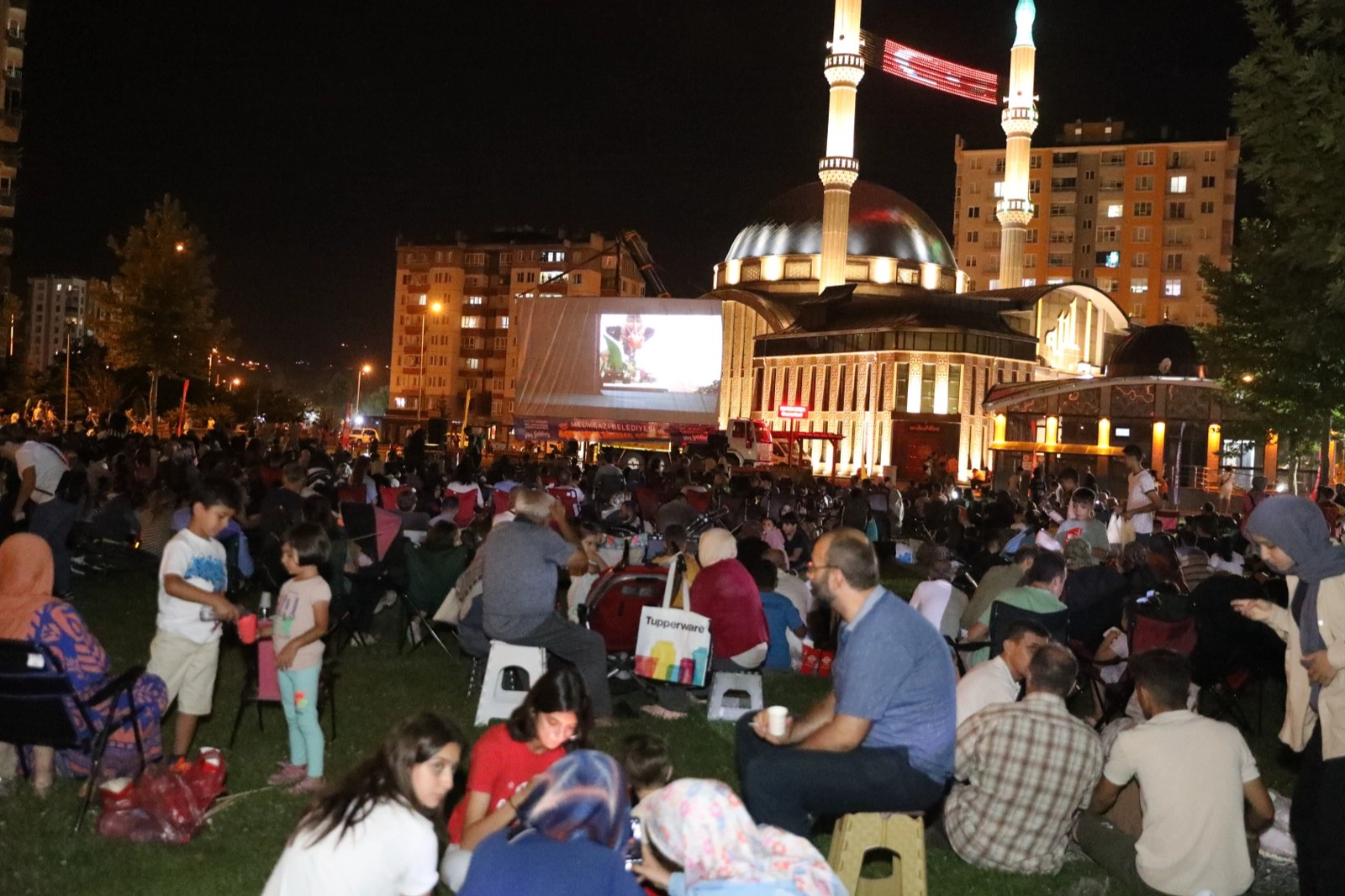 Melikgazi Belediyesi yaz sineması etkinlikleriyle nefes aldırıyor -