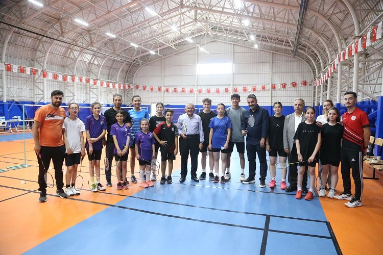 Memduh Büyükkılıç badmintoncularla buluştu -