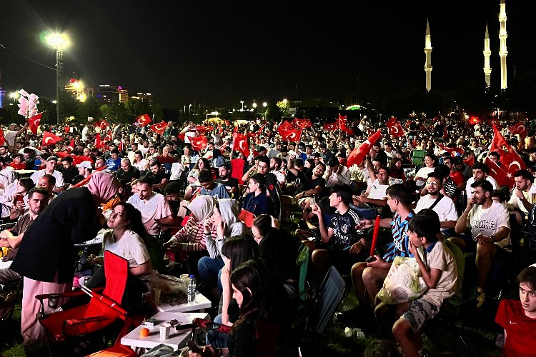 Milli Takım Almanya’da, Bursalılar meydanlarda coşku yaşadı -