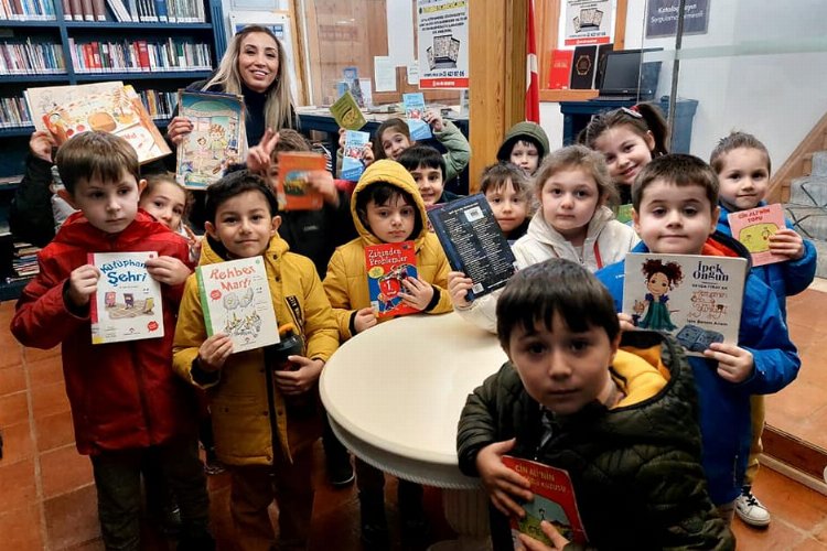 Minik öğrencilerin Gölcük'te kütüphane heyecanı -