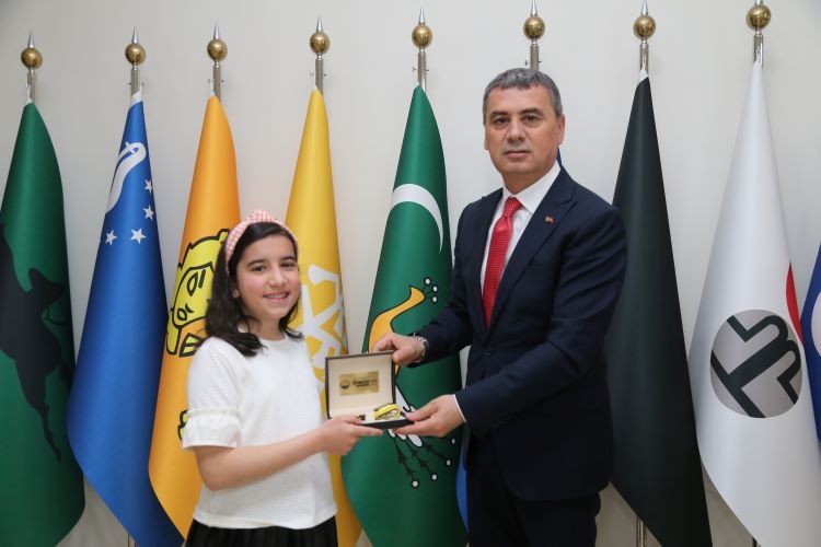 Minik Zeynep Başkan Şimşek'ten geri dönüşüm kutuları istedi -