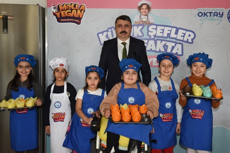 Minikler Başkan Yılmaz ile mutfakta -