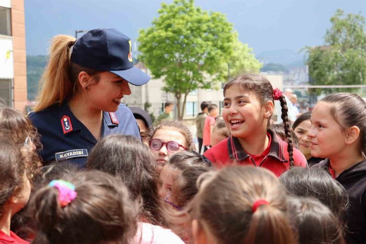 Minikler jandarma ekipleriyle eğlenceli vakit geçirdi -