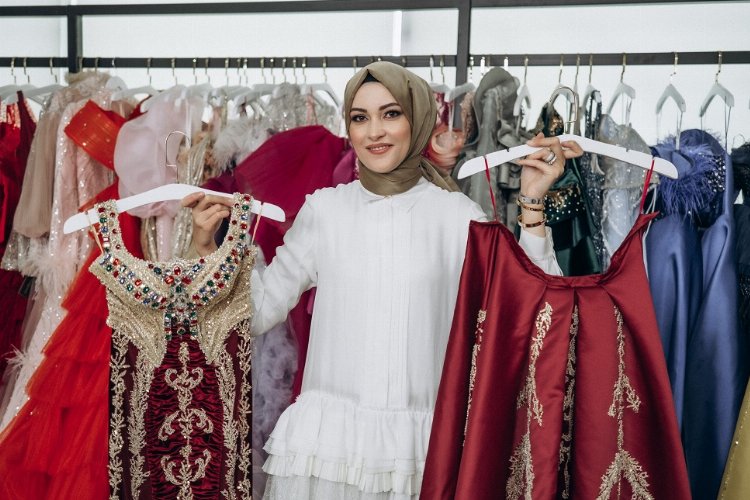 Moda tasarımcısı Özlem Değirmen büyük defileye hazırlanıyor -