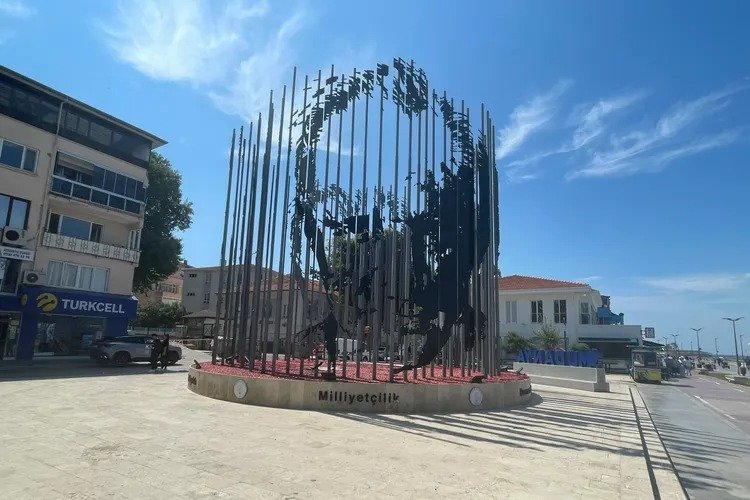 Mudanya'da Atatürk İlkeleri Anıtı beğeni topluyor -