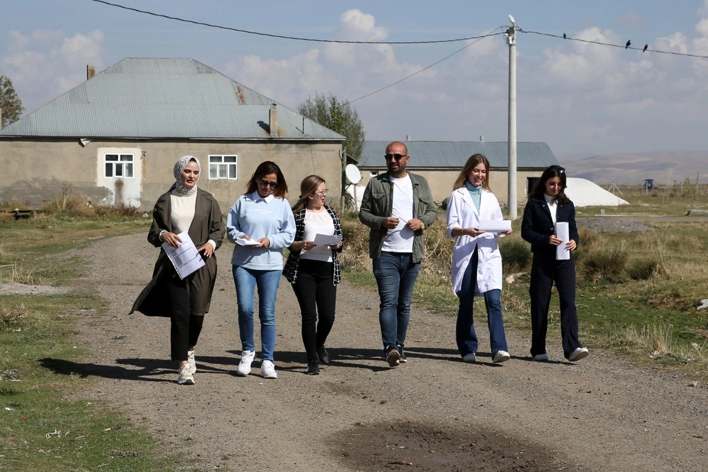 Muş'ta kız çocukları okusun diye sahadalar... Devamsız 4 kız öğrenci daha eğitime kazandırıldı -