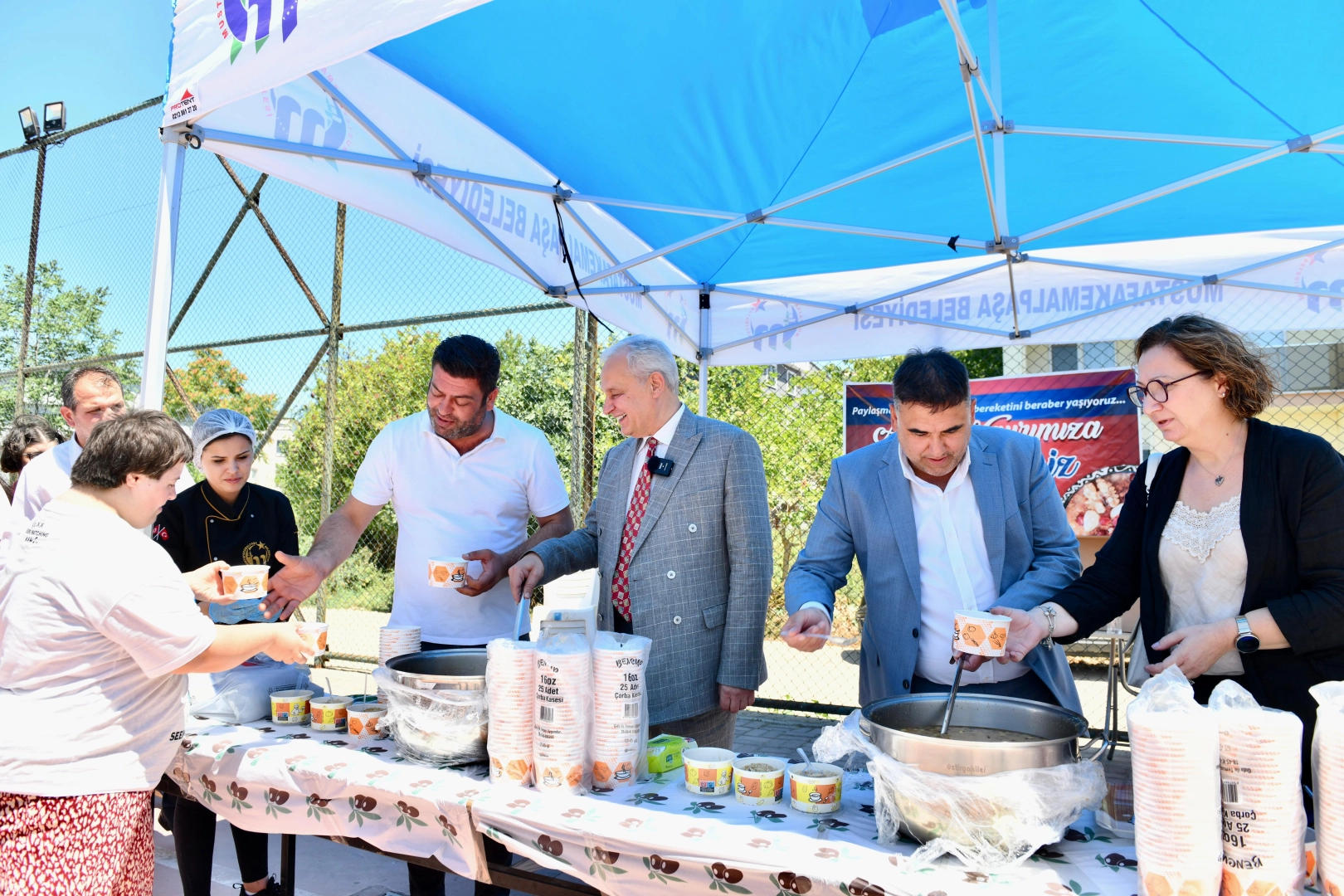 Mustafakemalpaşa'da aşure ikramı -