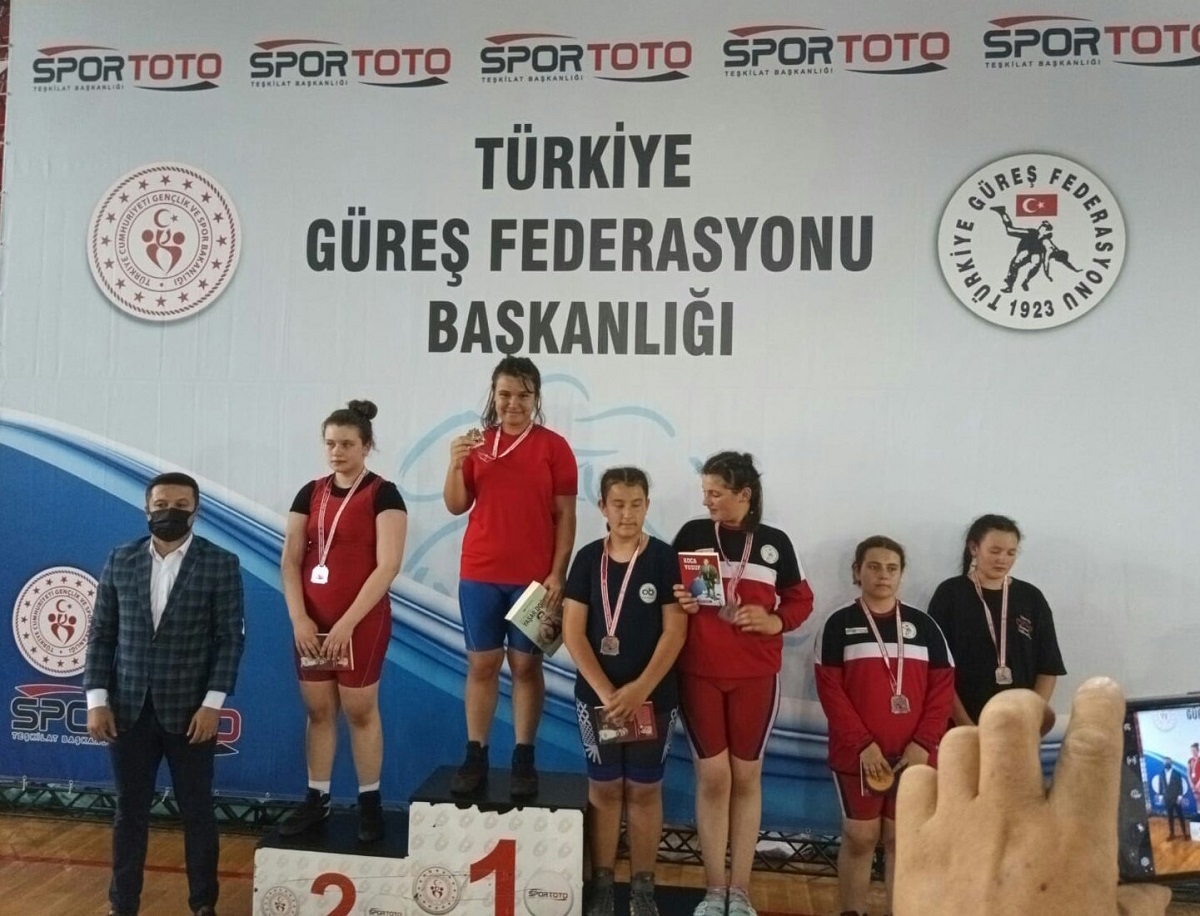 Mustafakemalpaşalı sporcunun güreş başarısı