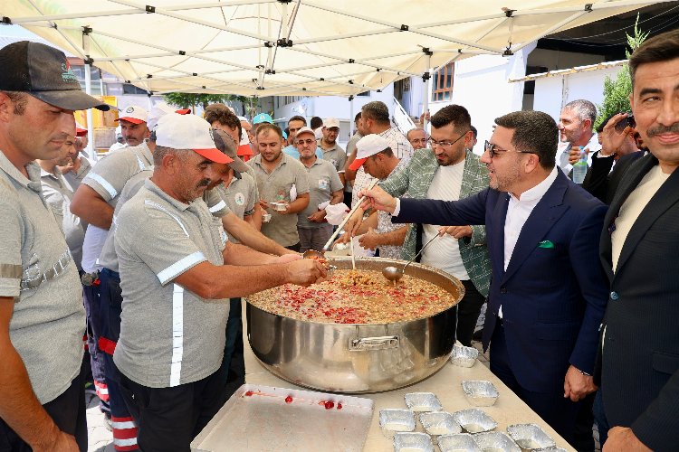 Nevşehir'de belediye personeline aşure ikramı -