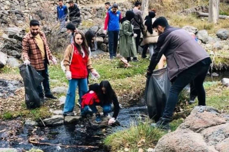 Niğdeli gençler doğayı temizledi 