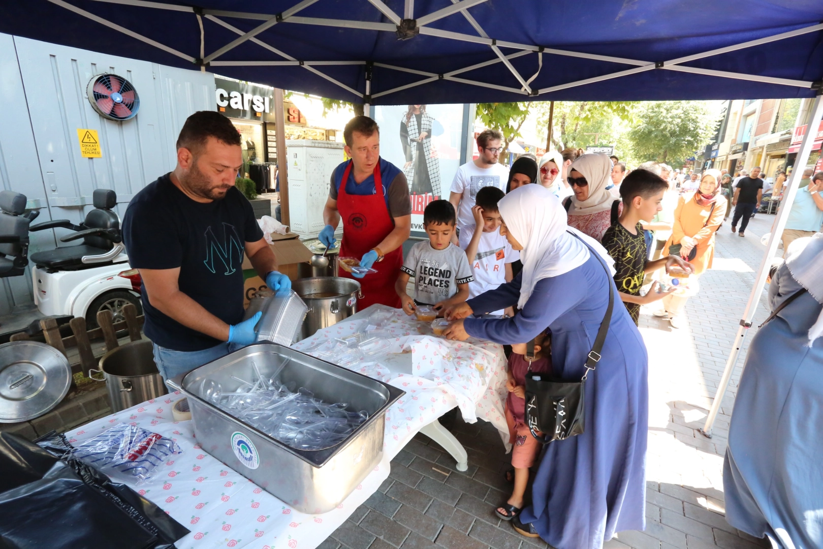 Odunpazarı Belediyesi’nden vatandaşlara aşure ikramı -