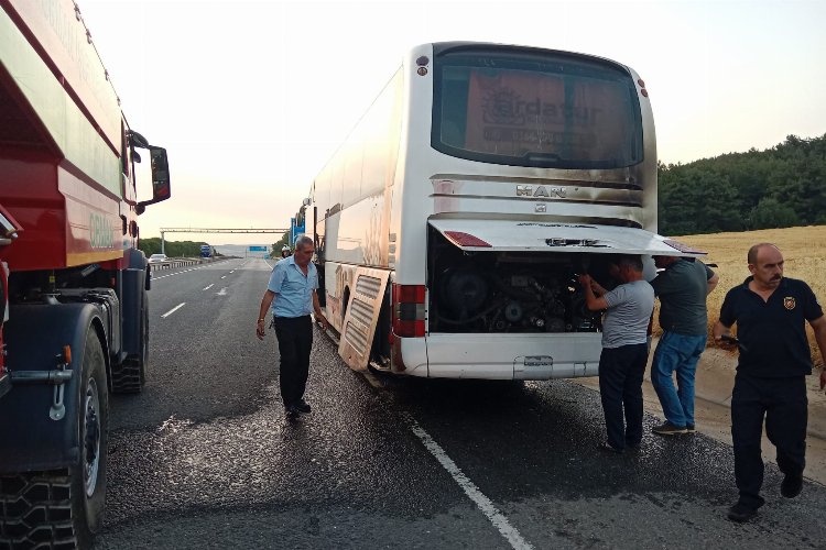 Öğrencileri taşıyan otobüsün motorunda çıkan yangın korkuttu -