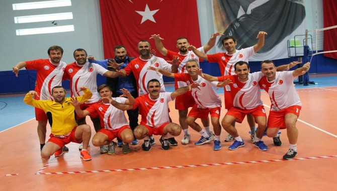 ÖĞRETMENLERDEN VOLEYBOL TURNUVASI