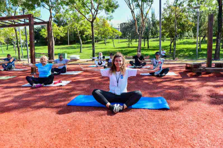 Parklarda ücretsiz spor eğitmen timleri görevde -