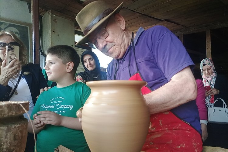 Pazaryeri'nde 81 yaşındaki usta mesleğine aşık -