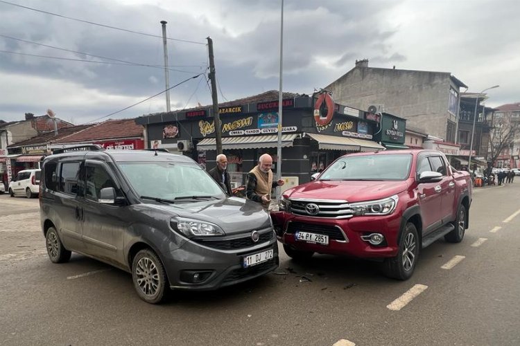 Pazaryeri'nde maddi hasarlı trafik kazası -