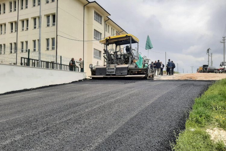 Pazaryeri’nde okul yollarına sıcak asfalt -