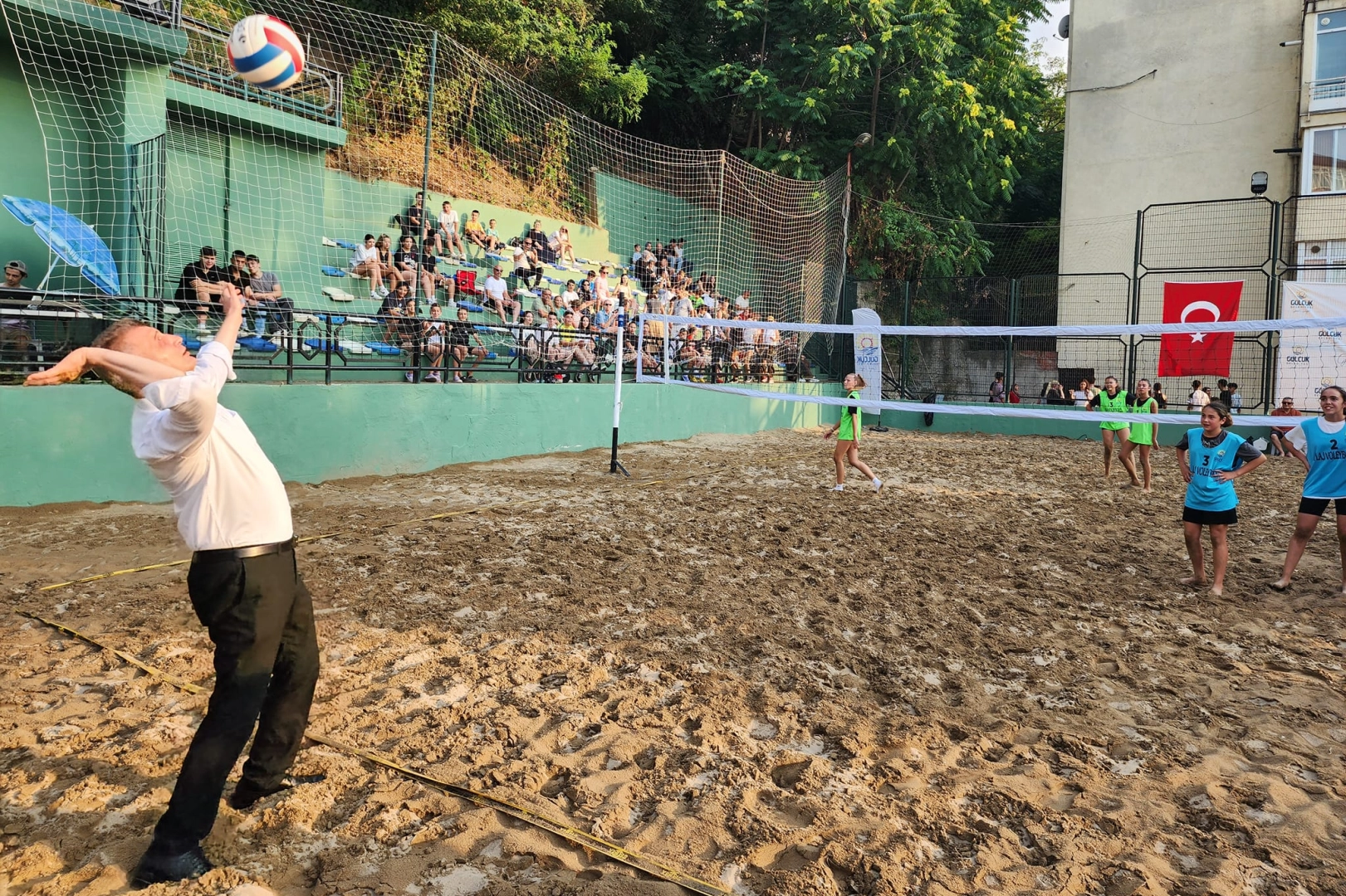 Plaj voleybolu turnuvası bu yıl rekor katılımla başladı -