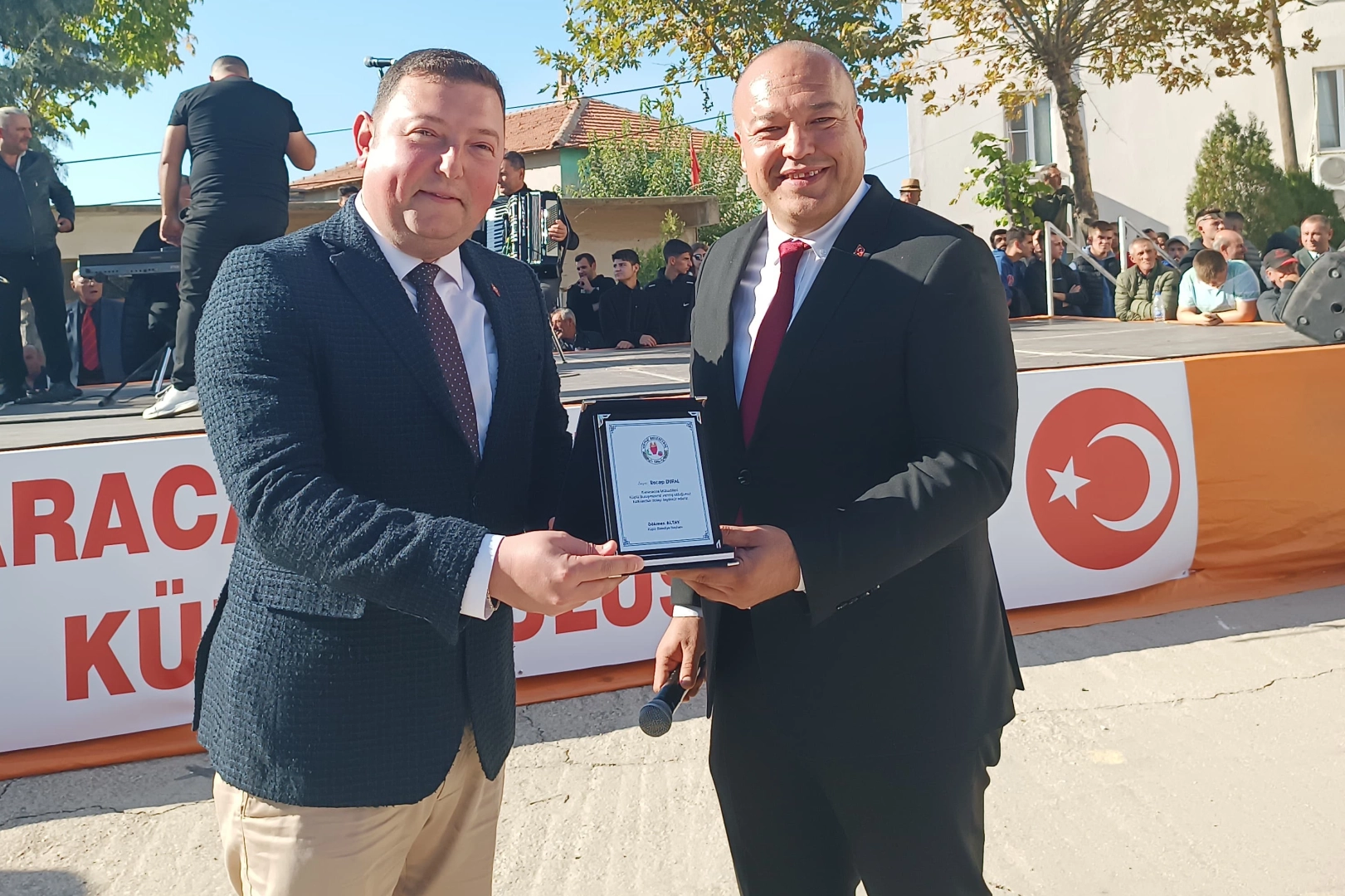 Recep Dural’a Karacaovalılardan teşekkür plaketi -