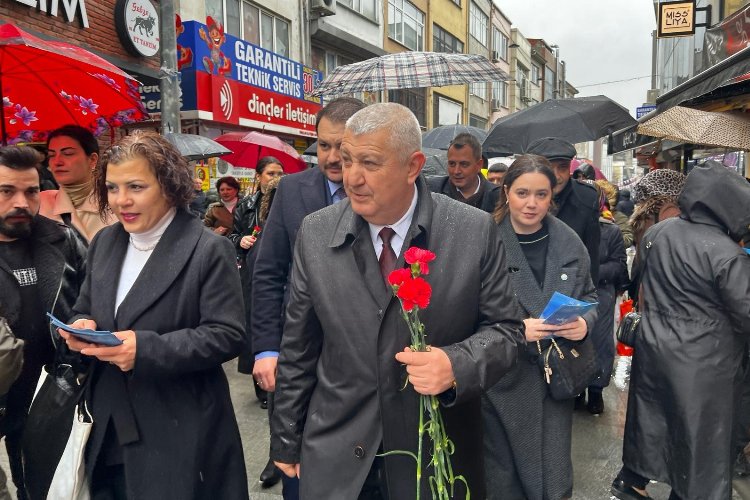 Sadık Güvenç 8 Mart'ta 8 bin gül dağıttı -