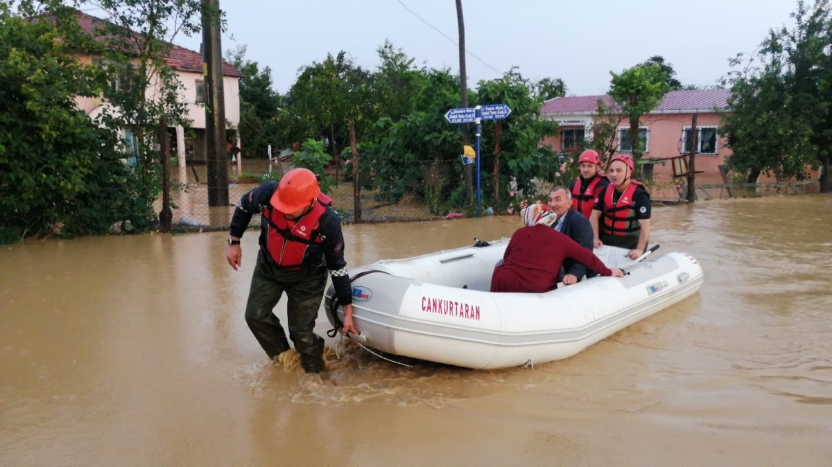 Sakarya Büyükşehir afet bölgesinde yaraları sarıyor