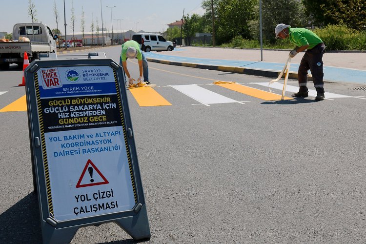 Sakarya'da 3 farklı noktada yol çizgi çalışması -