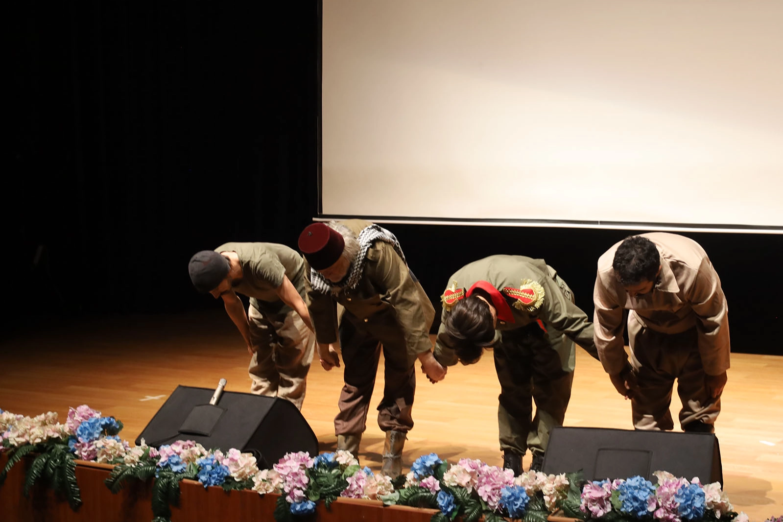 Sakarya'da “Aşk Derinlerde Onbaşı” tiyatro oyunu sanatseverlerle buluştu -