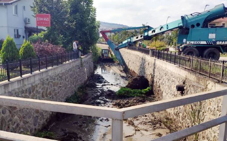 Sakarya'da Darboğaz Deresi temizleniyor