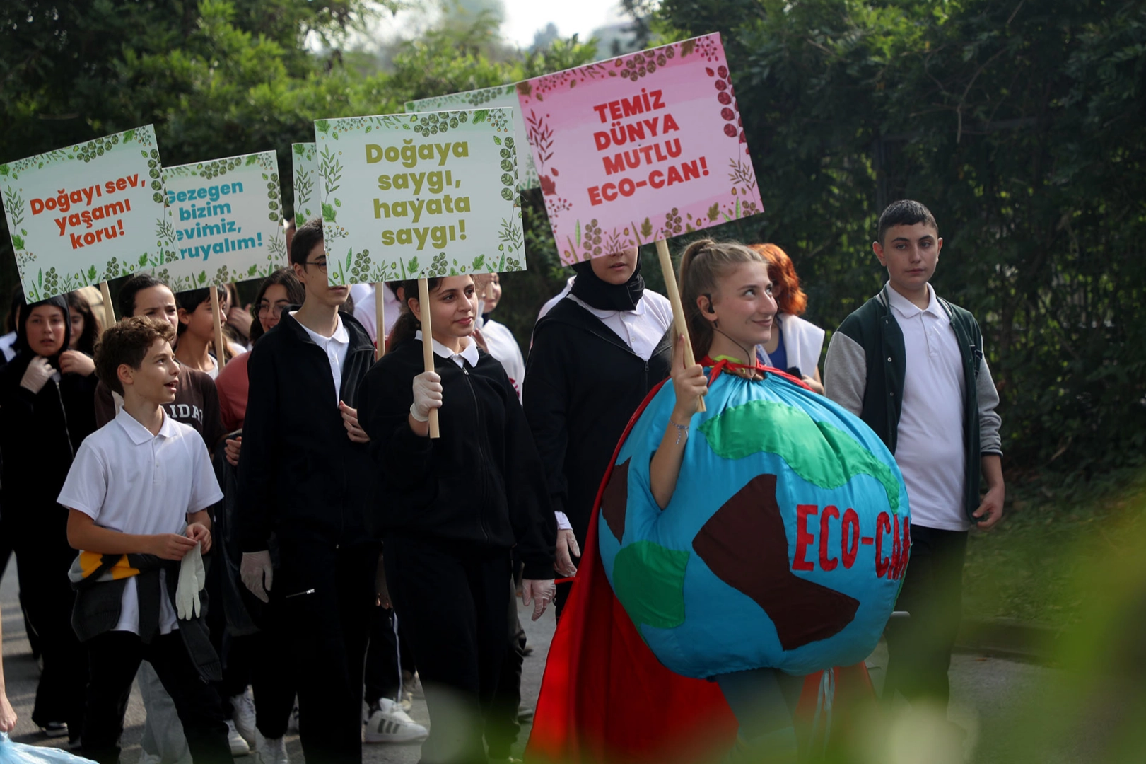 Sakarya'da gençler çöp ve pankartlarla Sapanca Gölü’nden çağrı yaptı -