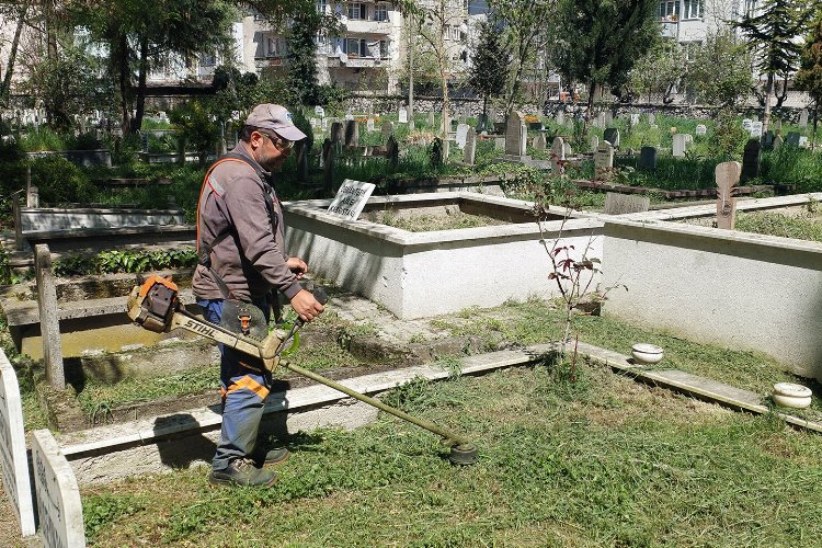 Sakarya'da mezarlıklar bayrama hazırlanıyor -