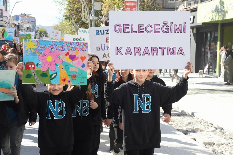 Sakarya'da öğrenciler Çark Caddesi’nde yürüdü -