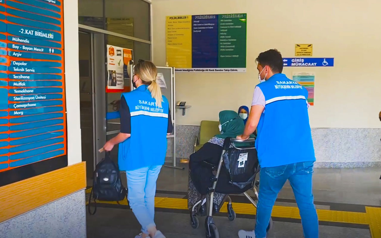 Sakarya’da YADEM, yaşlılaro aşıya götürüyor