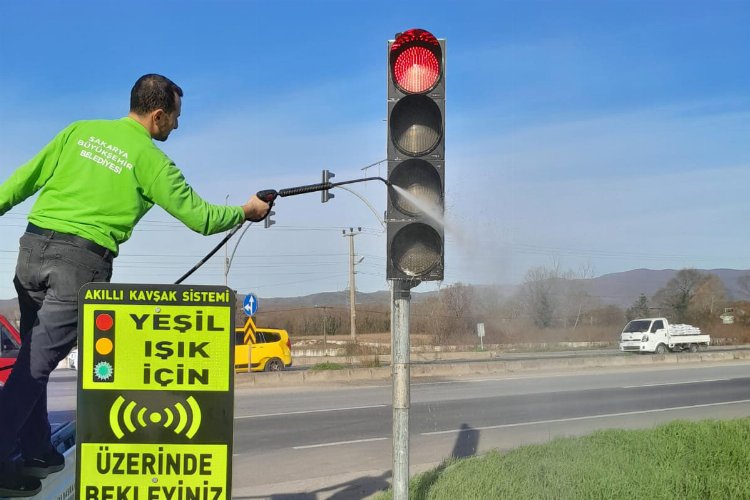 Sakarya'dan trafik ışıklarında temizlik mesaisi -