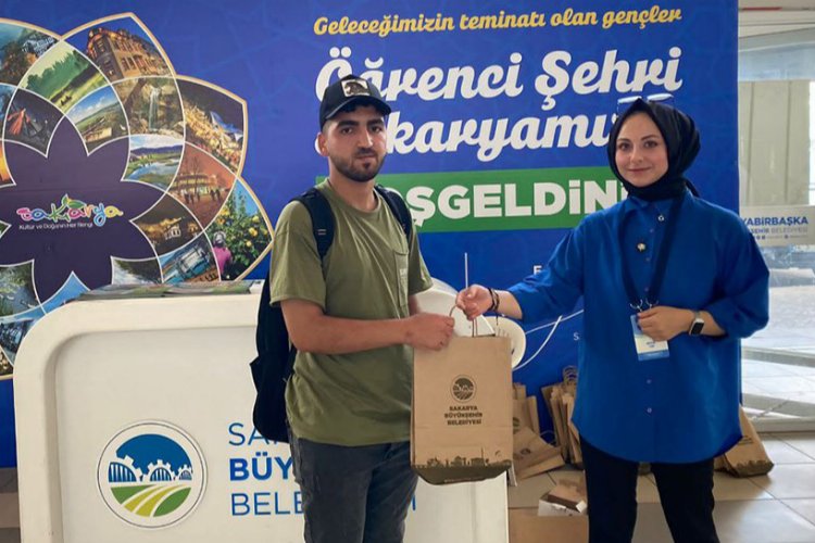 Sakarya üniversite için gelen öğrencileri karşıladı -